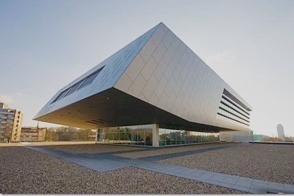 金屬?gòu)?fù)合瓦建筑