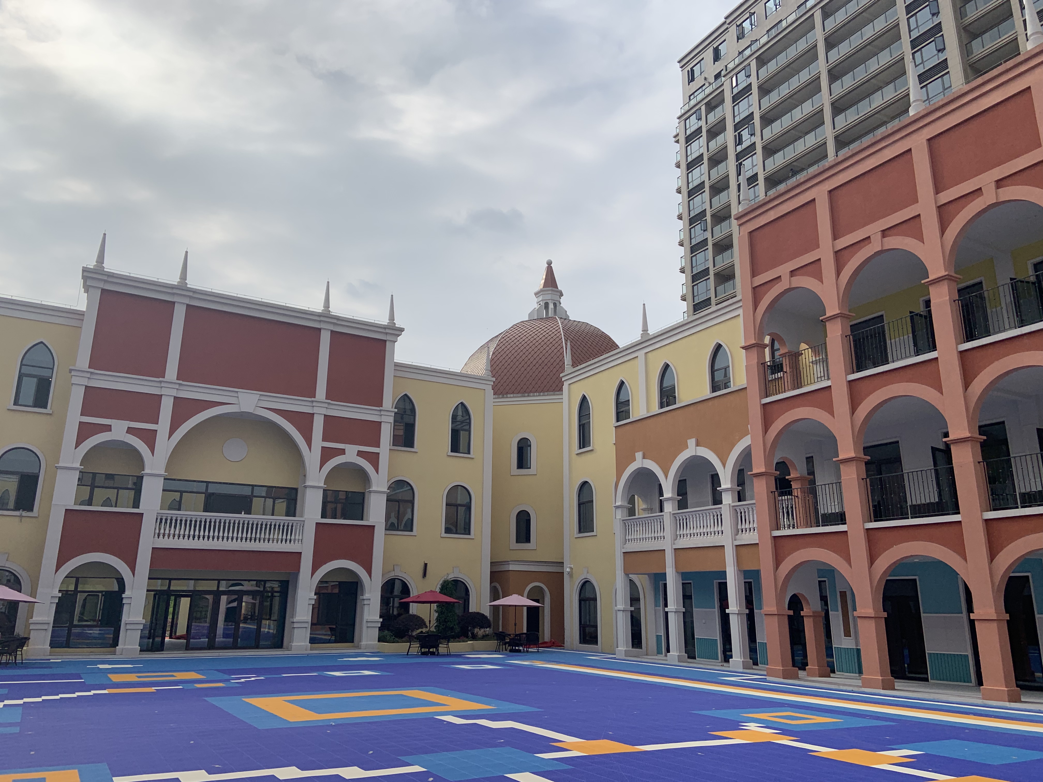 金屬?gòu)?fù)合瓦建筑